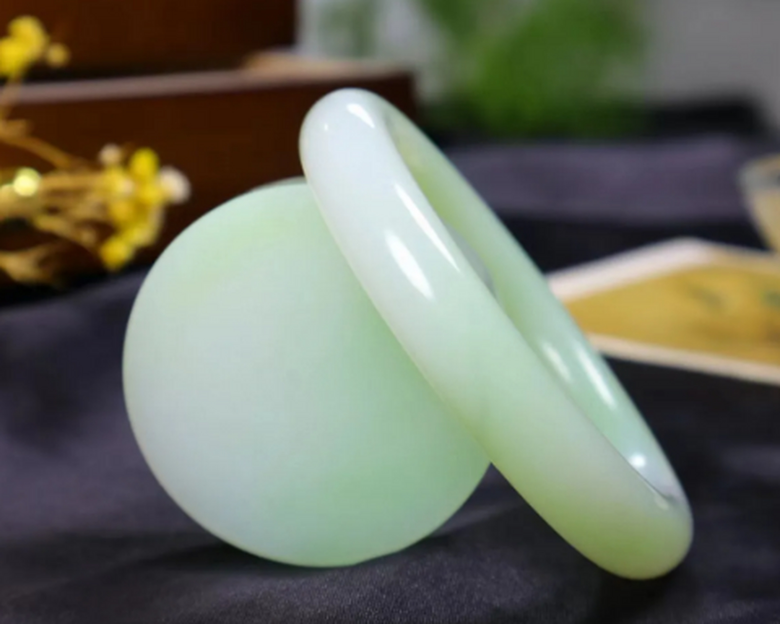 点击头像看直播##和田玉#和田玉白玉带翠翠青手镯套装56口径,白兑一