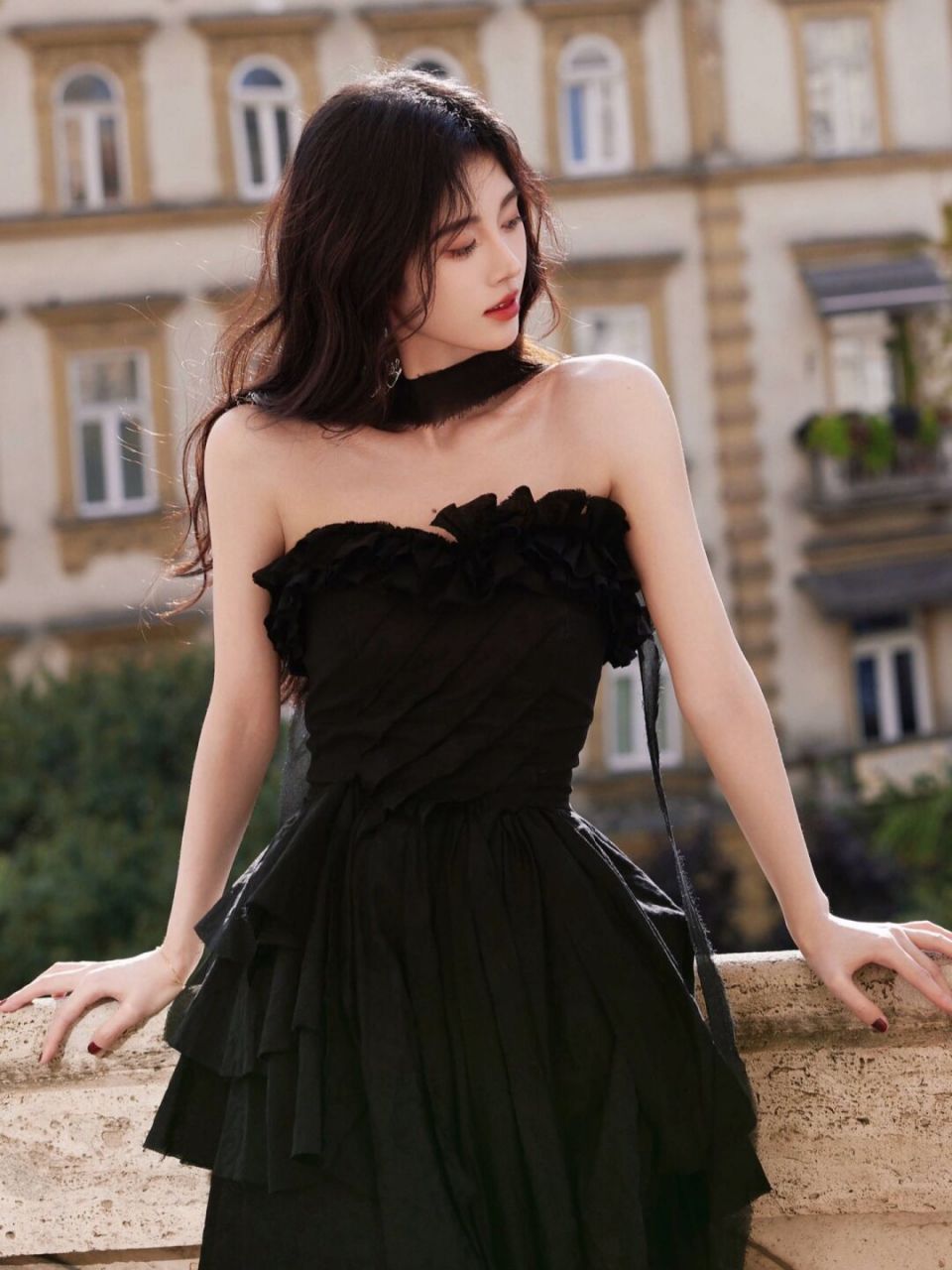 豪门三小姐暗黑回归鞠婧祎黑色抹胸裙 豪门三小姐暗黑回归鞠婧祎黑色