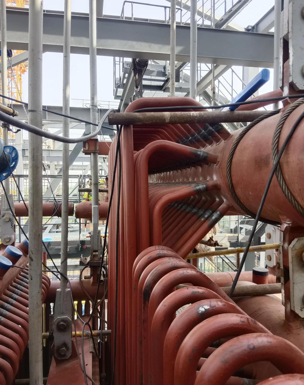 在新乡这台锅炉最难搞的位置,高温过热器集箱焊接终于完成了[呲牙]