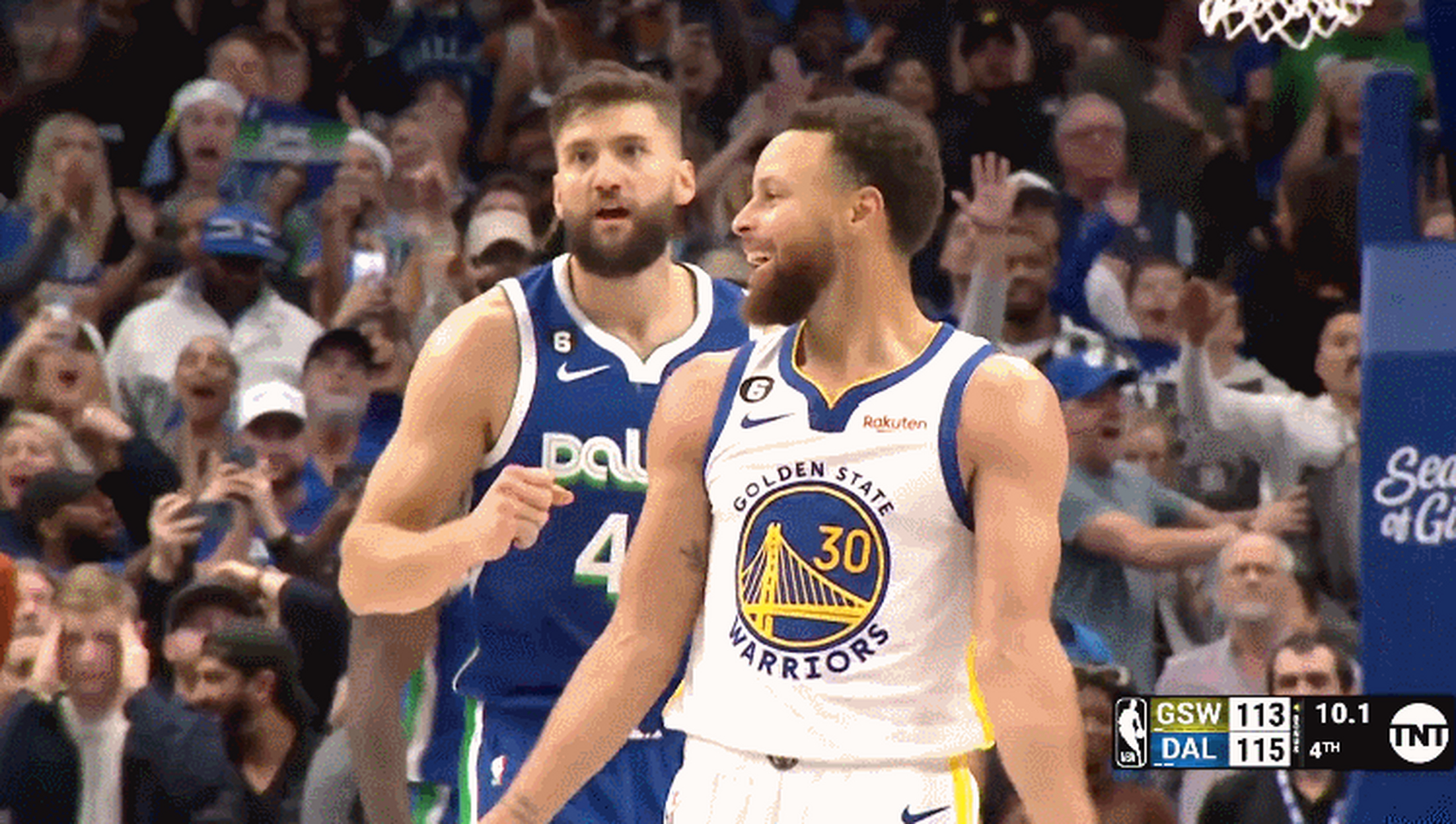 库里合球瞬间的最后一步是左脚,所以左脚为中轴脚.