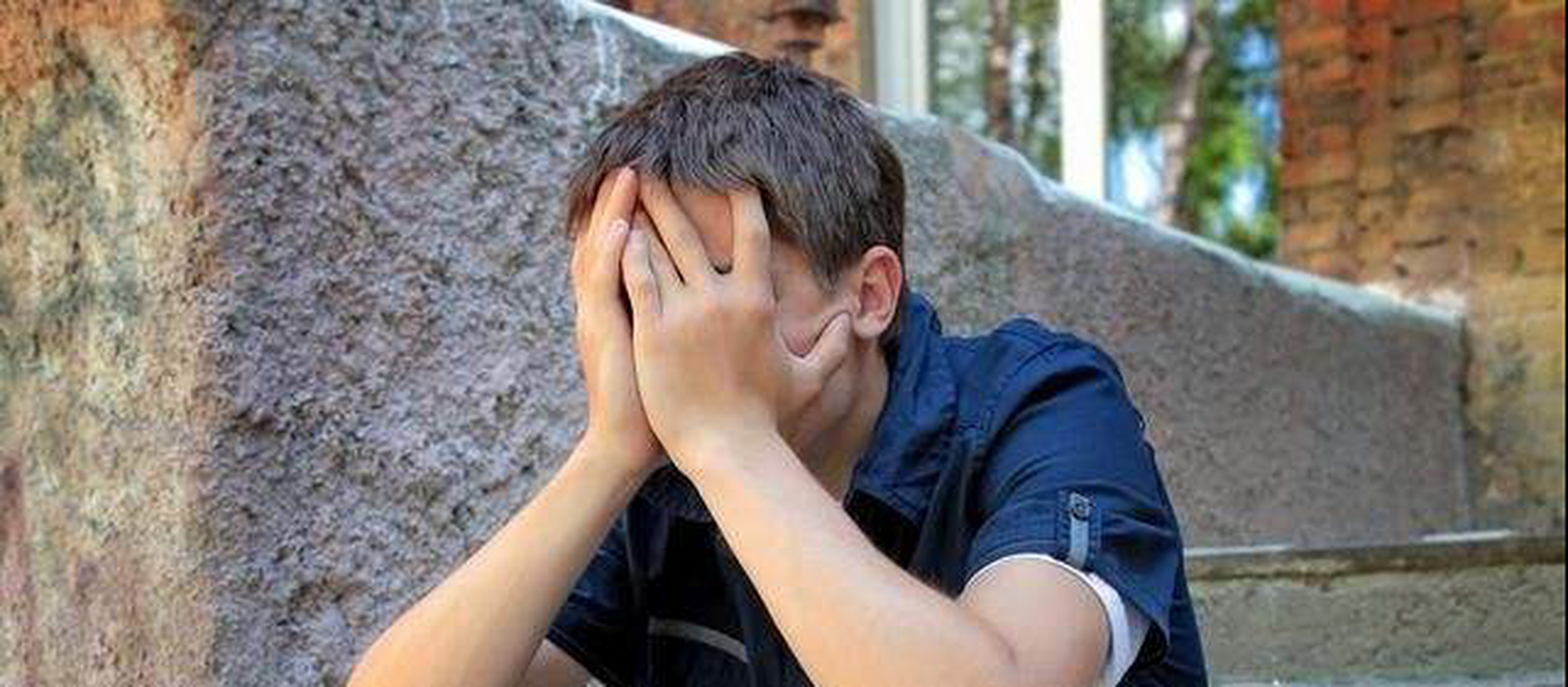 小王是家中唯一的儿子 小王是家中唯一的儿子,从小父母就特别珍视