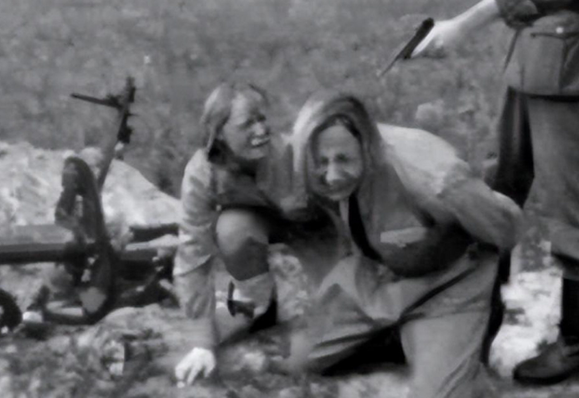 因为德军对待苏联女兵的手段极其残忍,所以有些女兵在被俘虏的时候