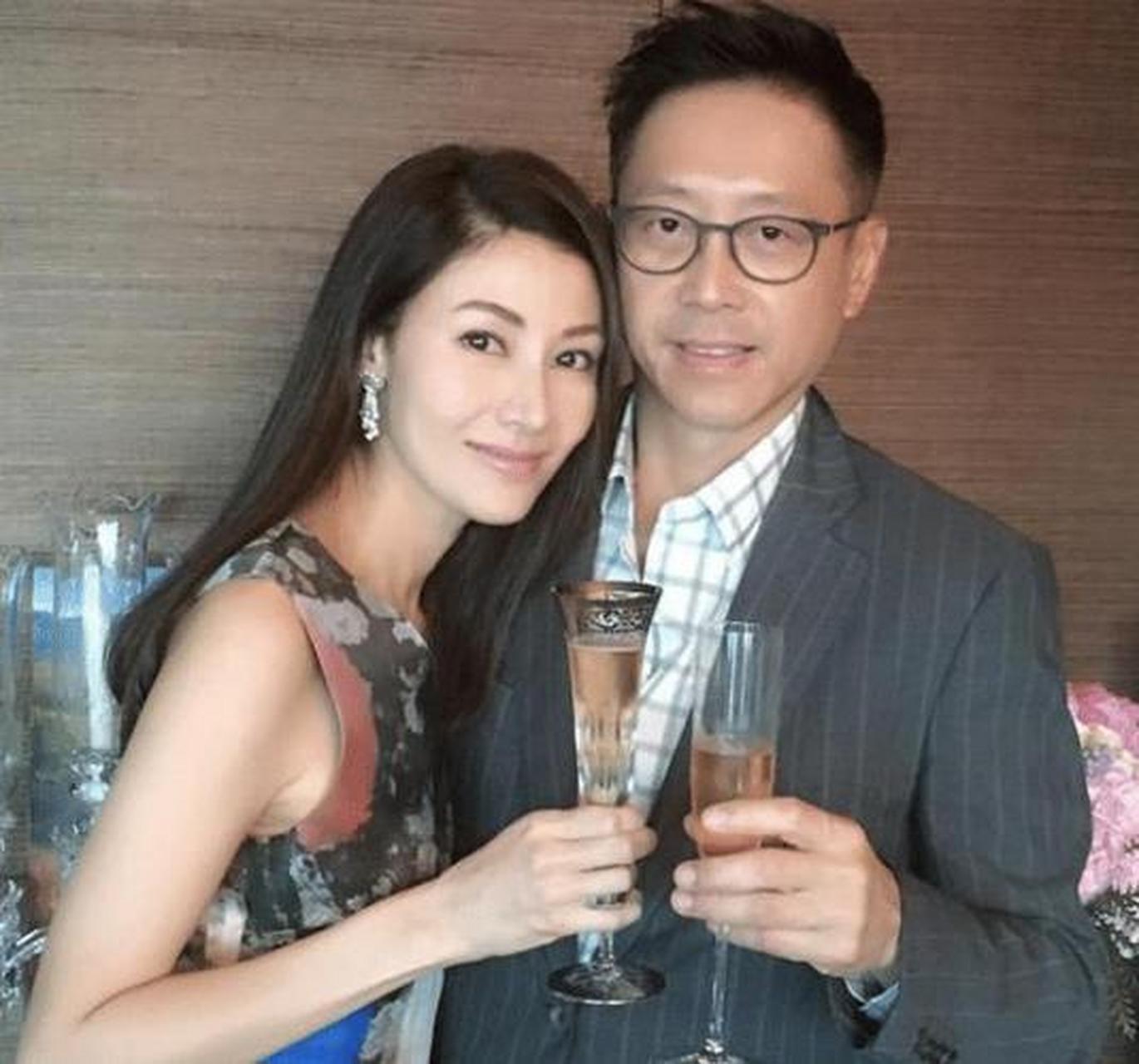 李嘉欣与许晋亨结婚后,公公许世勋对儿子儿媳不放心,提前立下遗嘱:"许