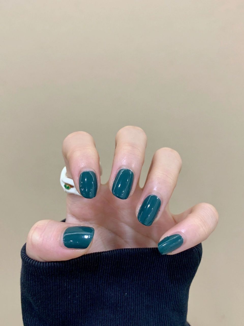 散发出幽冷的神秘又高冷气息 深色系颜色还是蛮显白的 墨绿色美甲