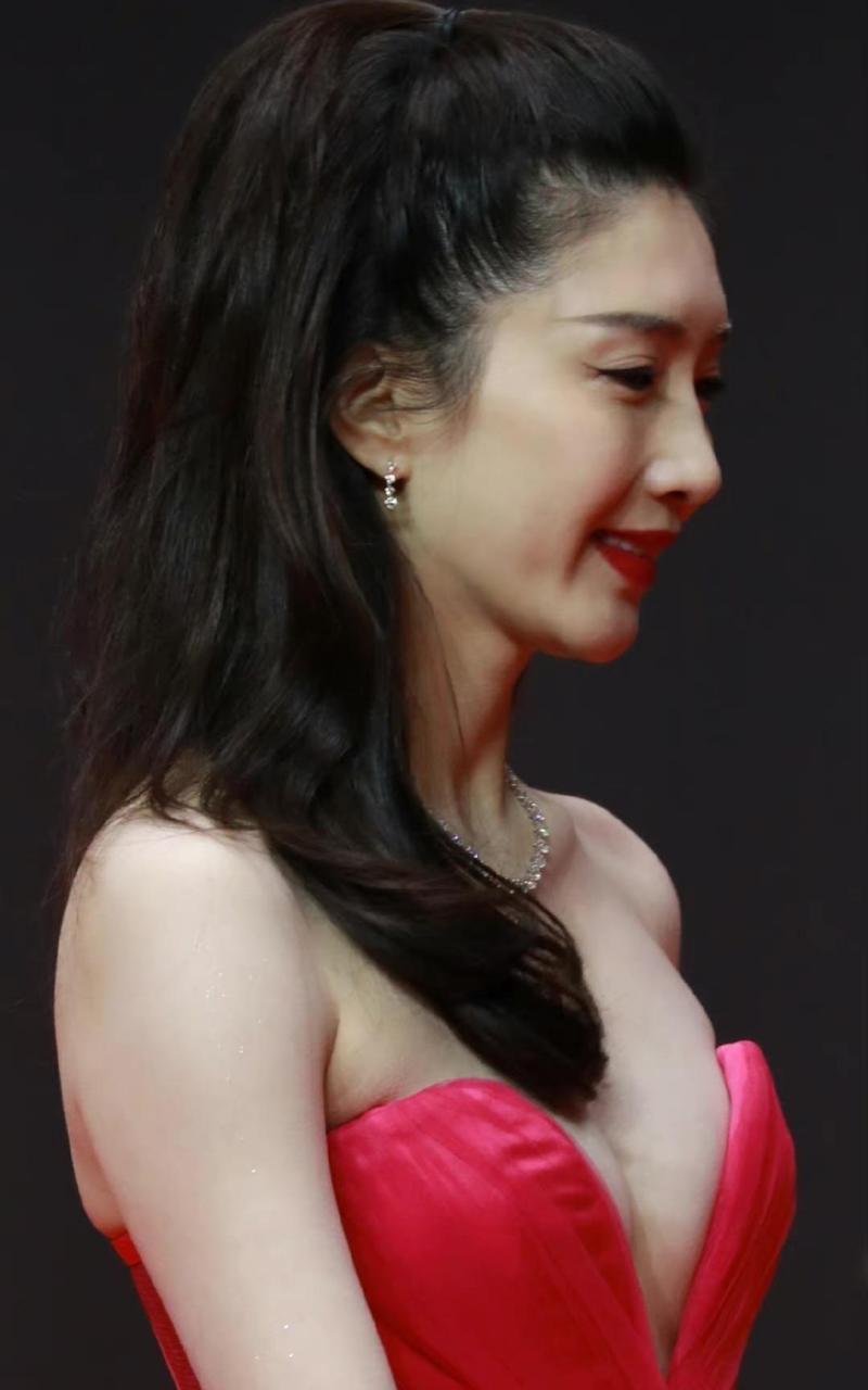 江疏影,无美颜现场实拍,低胸礼服裙,性感迷人