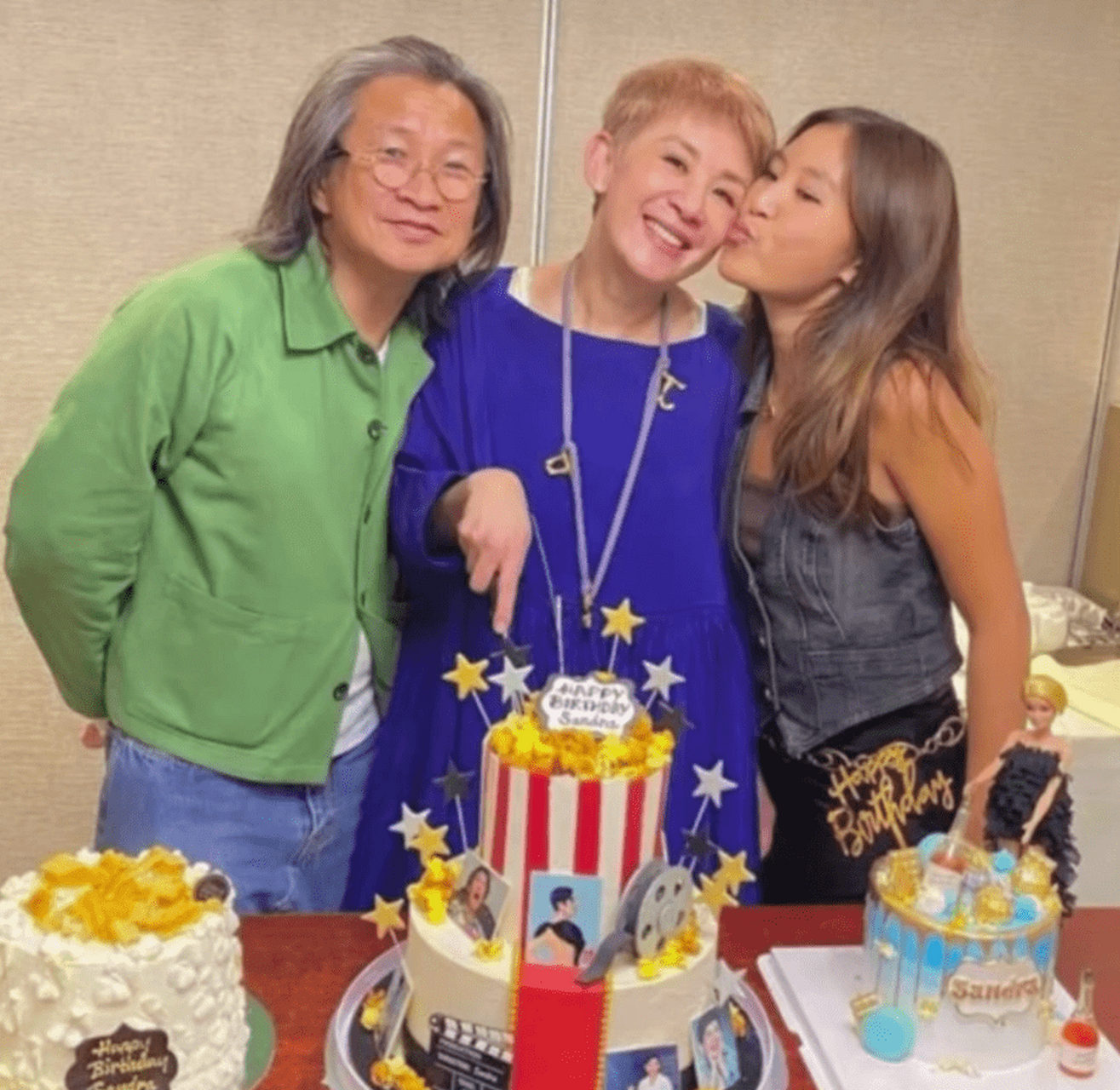 58岁吴君如晒全家福庆生,古天乐到场送祝福,近日吴君如在社交平台,晒