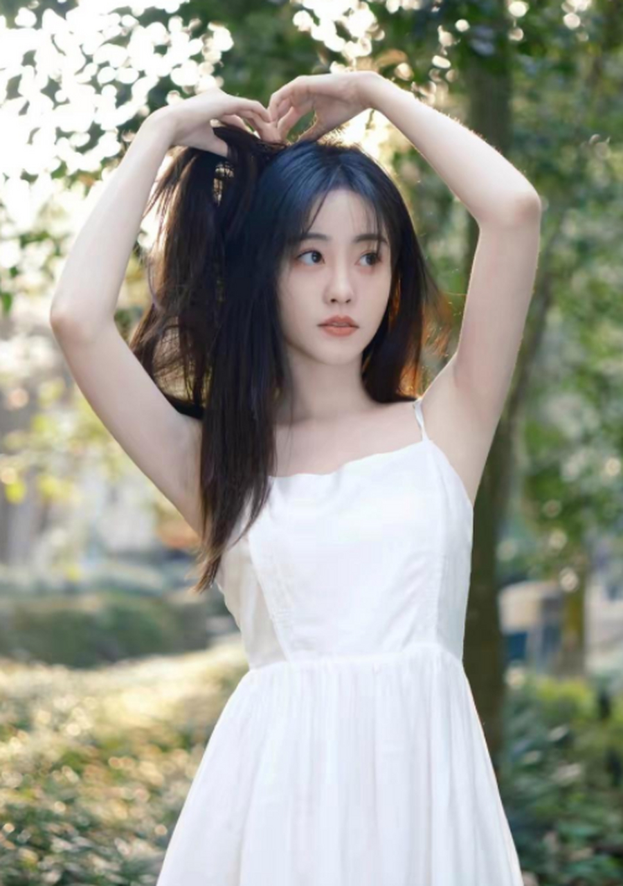 祝绪丹一袭白色吊带裙简约穿搭,30岁穿出20岁的少女气息.