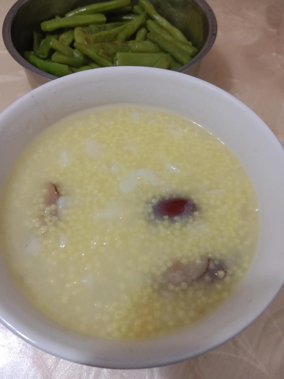 今天早上起来给自己熬的山药红枣小米粥,养胃吃了去上班,这个吃了对胃