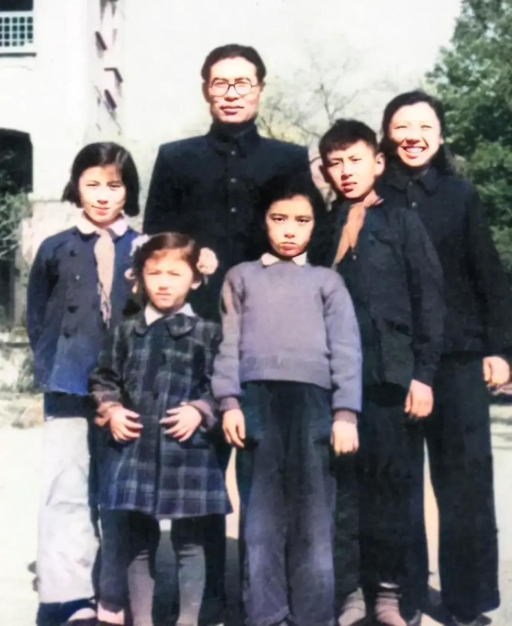 这是1952年,高岗和妻子李力群,一张罕见的留影,镜头中的人是他们年幼