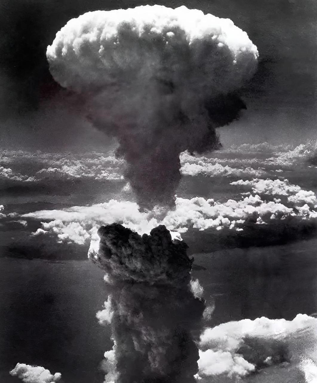 1945年在日本长崎拍摄的照片,这巨大的蘑菇云让日本人感到害怕,日本