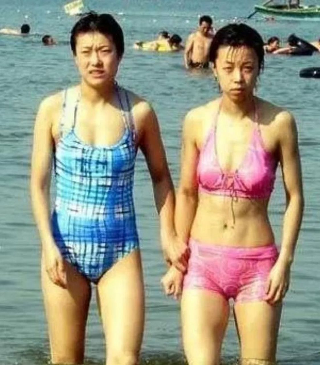 这张照片记录了2002年时中国著名乒乓球运动员张怡宁和李楠宝贵的合影