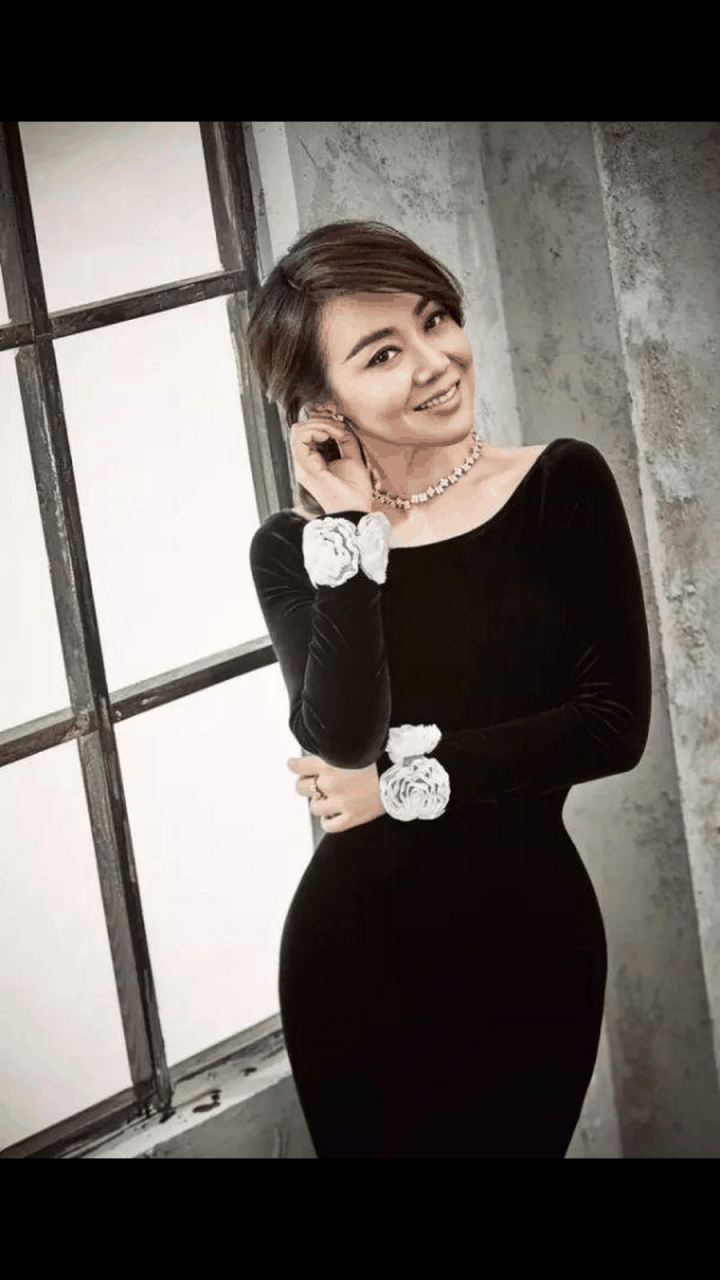 gif创作人# 2012年5月,41岁的闫妮和34岁的冯绍峰,被网友爆出牵手