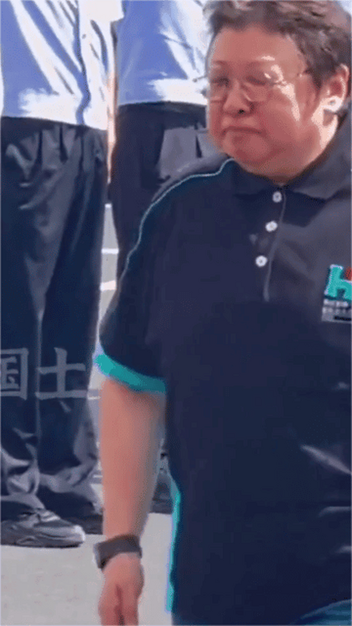 韩红慈善行:真情敬礼,感动无数网友 #韩红#韩红# #韩红结束义诊众人列