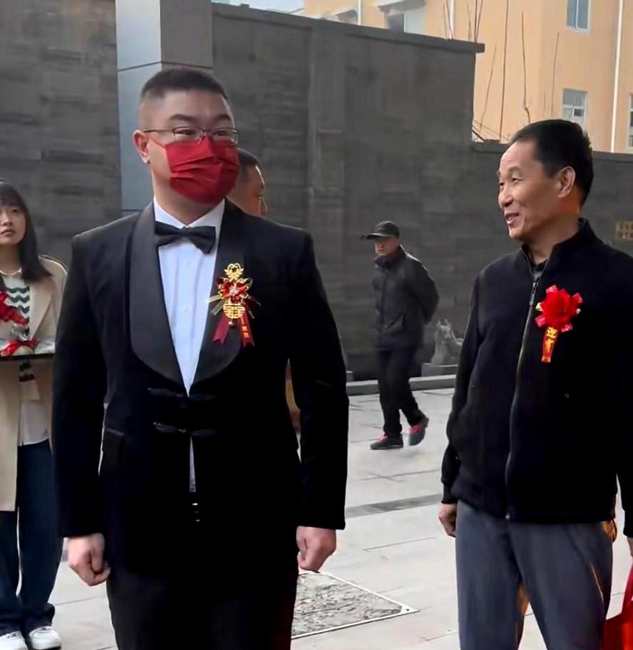 失去亲生父母的郭刚堂,看着自己的儿子郭振结婚,感慨万千,但他的养