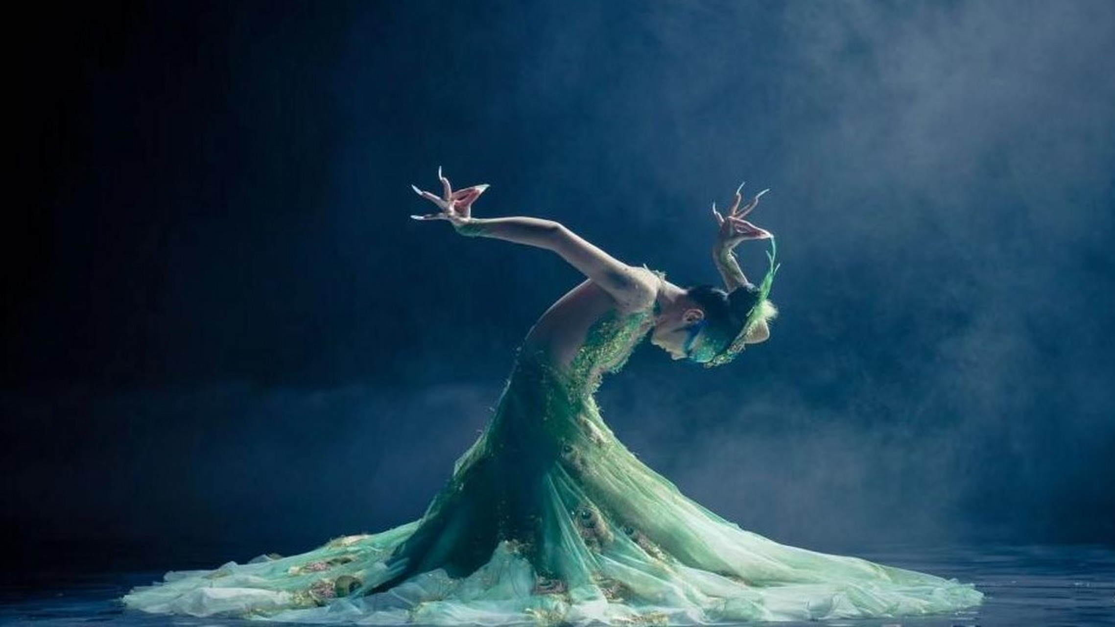 杨丽萍新版孔雀舞再惹争议,男舞者被指造型不雅,观众大呼:太过分了!