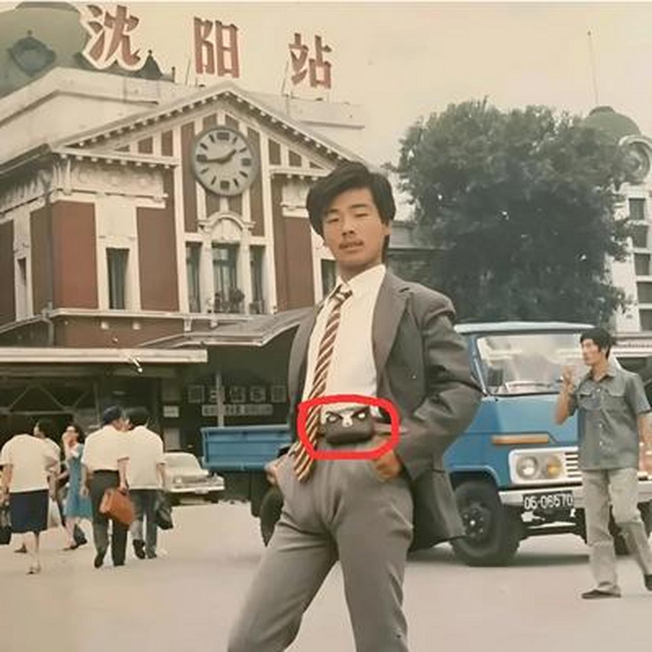 80年代的沈阳车站,一位打扮时髦的小伙子,在车站前的广场上留下的珍贵