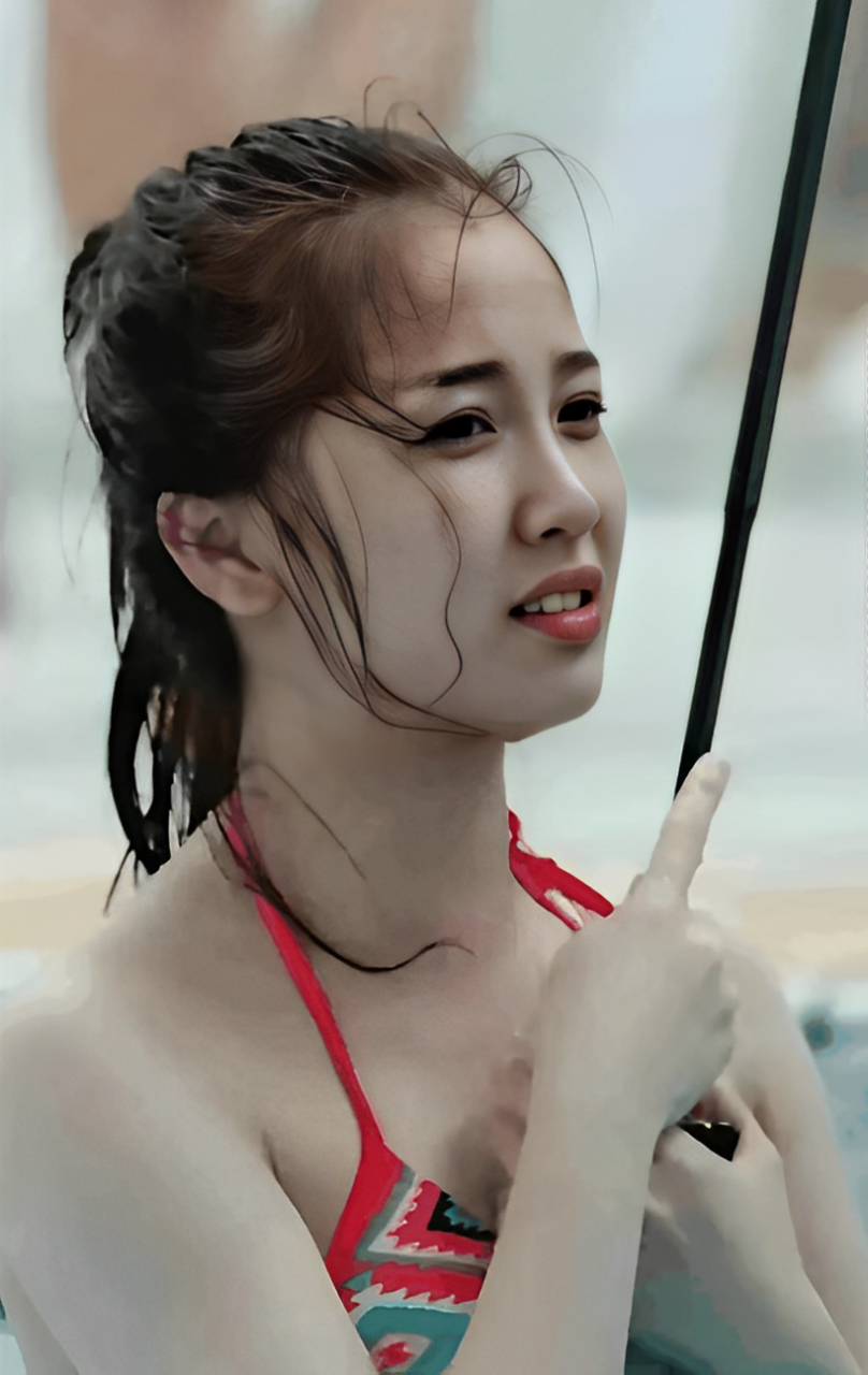 虞书欣年轻时穿着泳衣的照片曝光,虞书欣从头到尾并没有太大的变化.