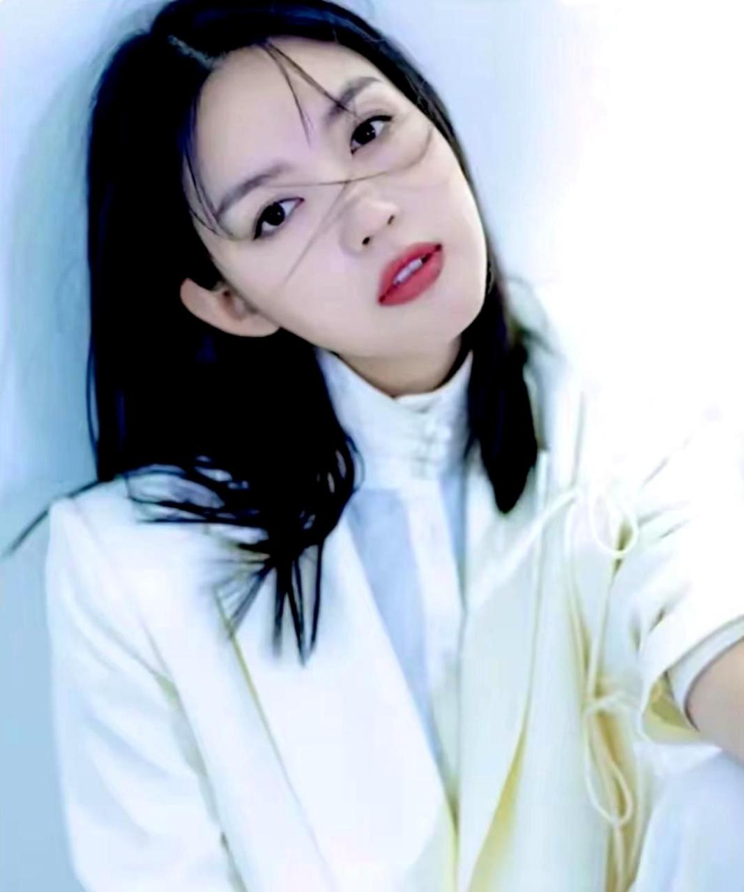 张梓琳的白色西装照片让广大宅男心动不已,网友纷纷赞叹其美丽动人.