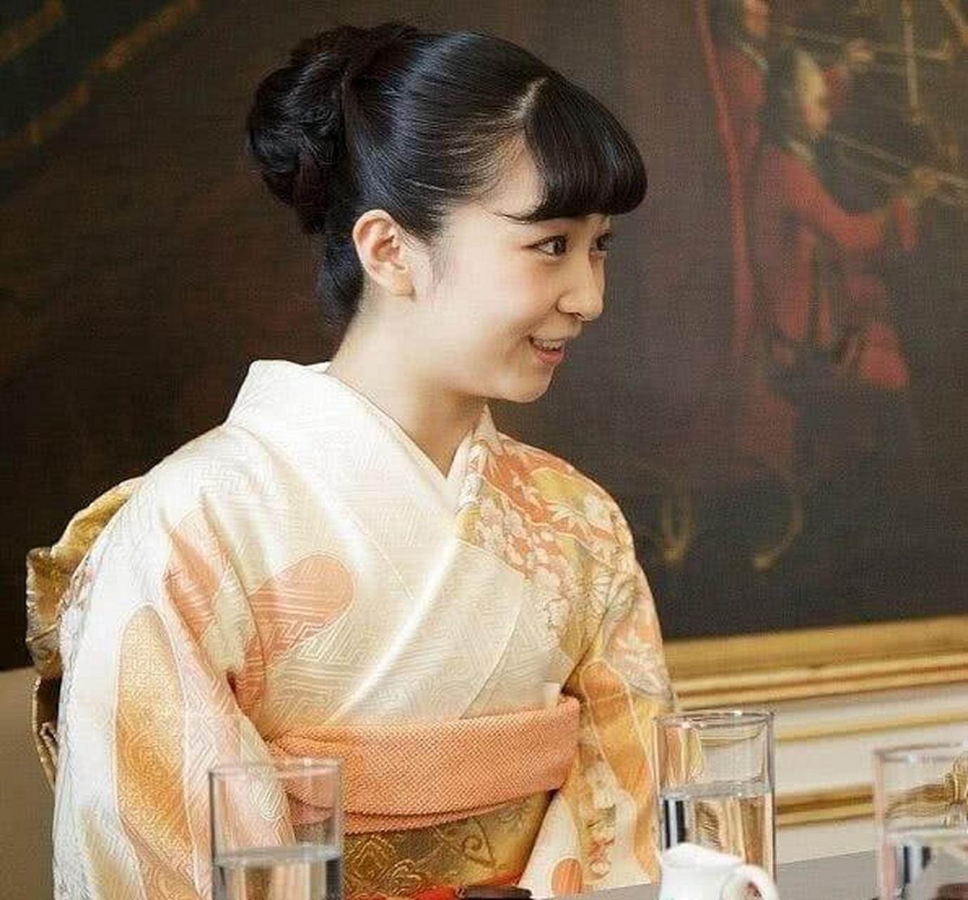 日本皇室的佳子公主毕业于东京国际基督教大学,曾到英国利兹大学做了