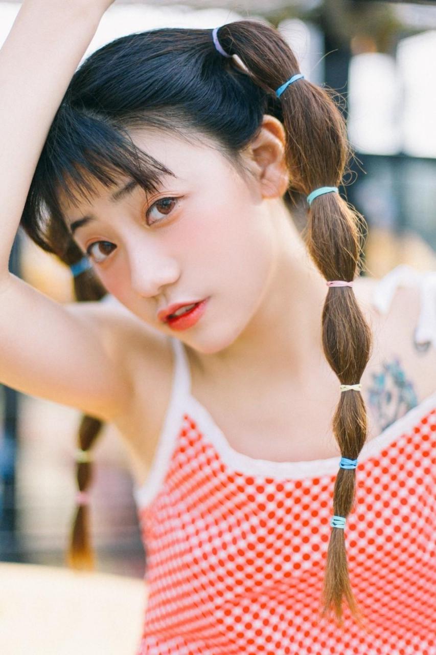 这一位小美女,长着一张娃娃脸,个子小小的,看起来可爱又俏皮.