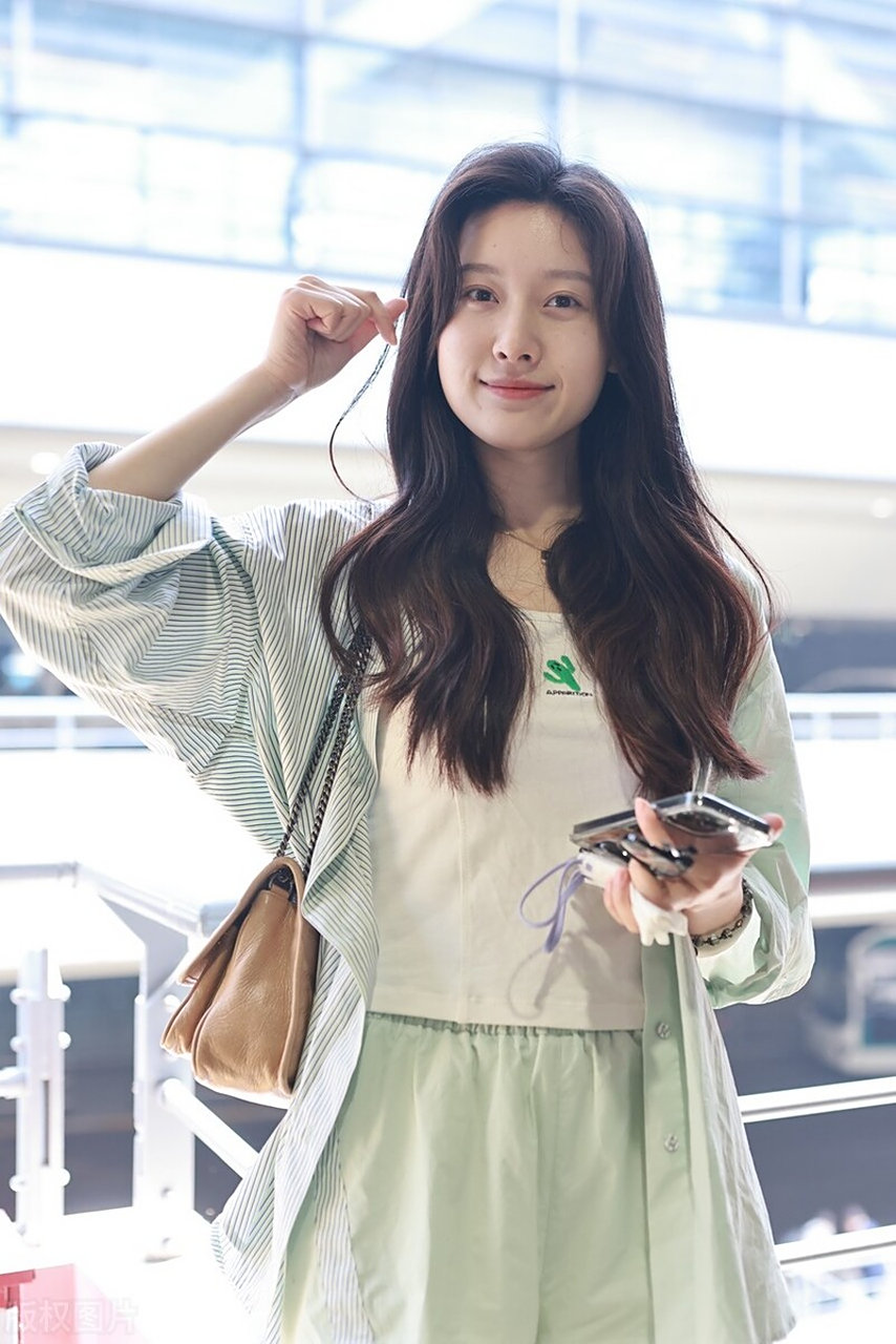 王子璇机场街拍,薄荷绿衬衫搭配白色t恤,短裤少女感十足!