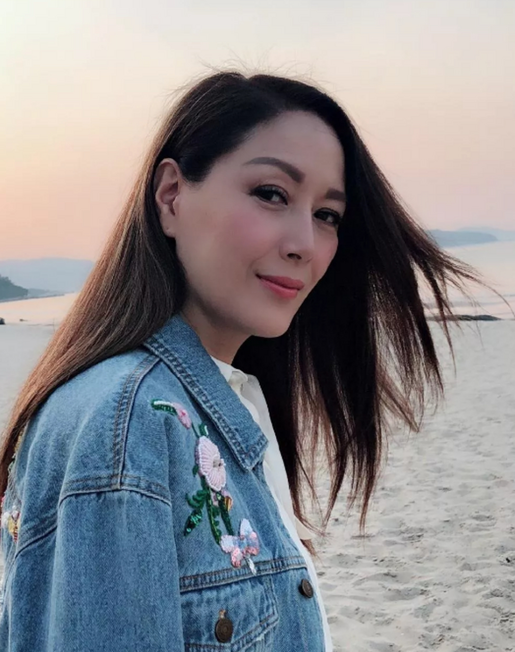 高挑匀称,长相十分漂亮,是香港影星任达华先生的挚爱!