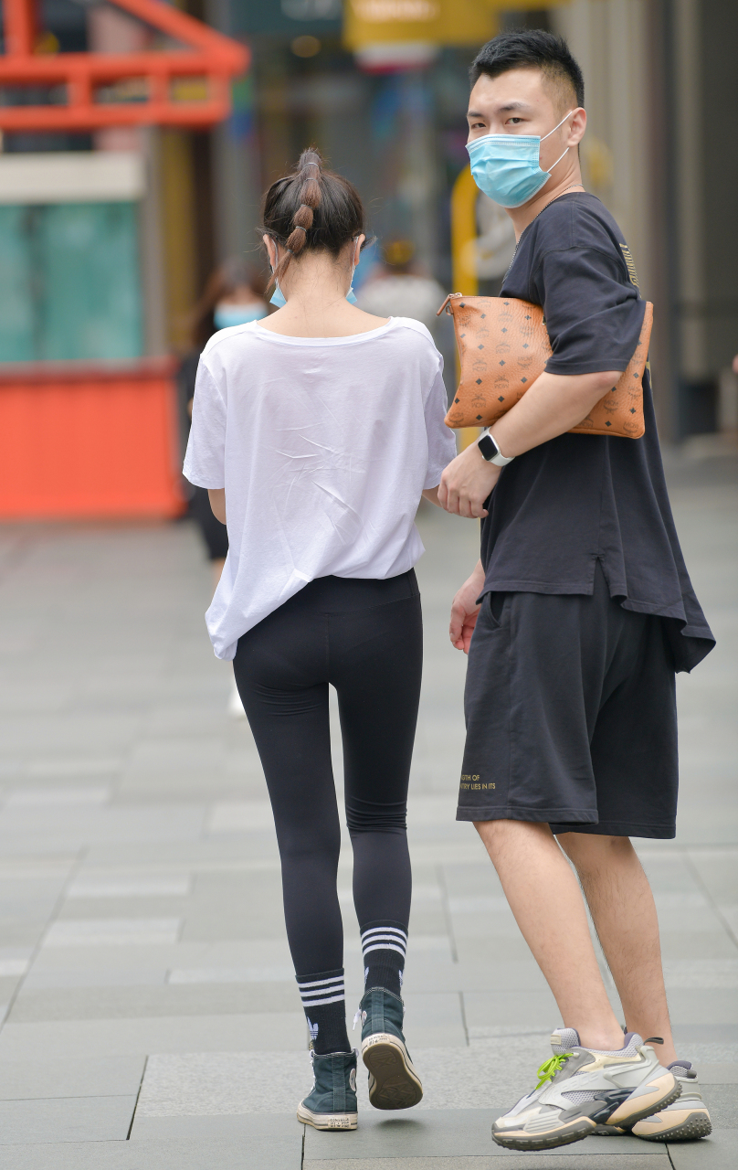 清爽黑白配紧身裤女友