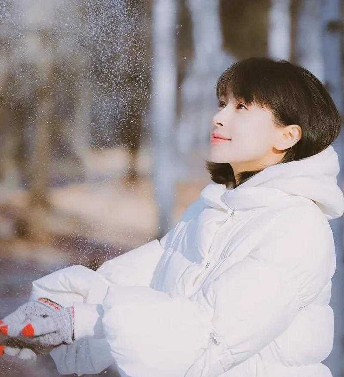 王子文小清新白色羽绒服穿搭 还记得欢乐颂里可爱傲娇的曲筱绡吗?