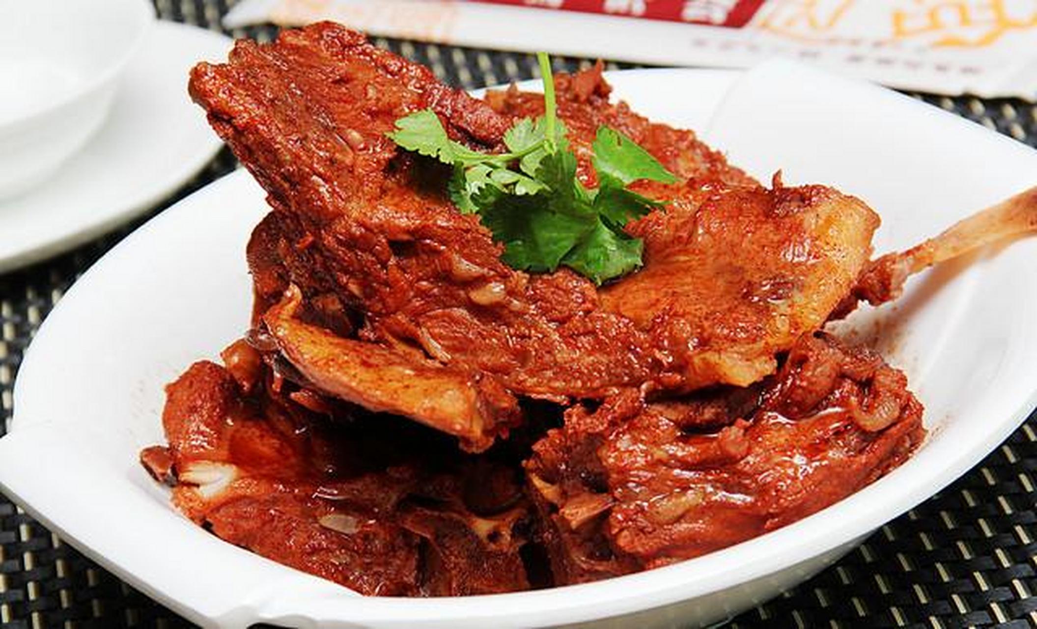 💥酱骨头的做法💥 💖酱骨头是一道美味的中式烹饪菜品,以猪肋排