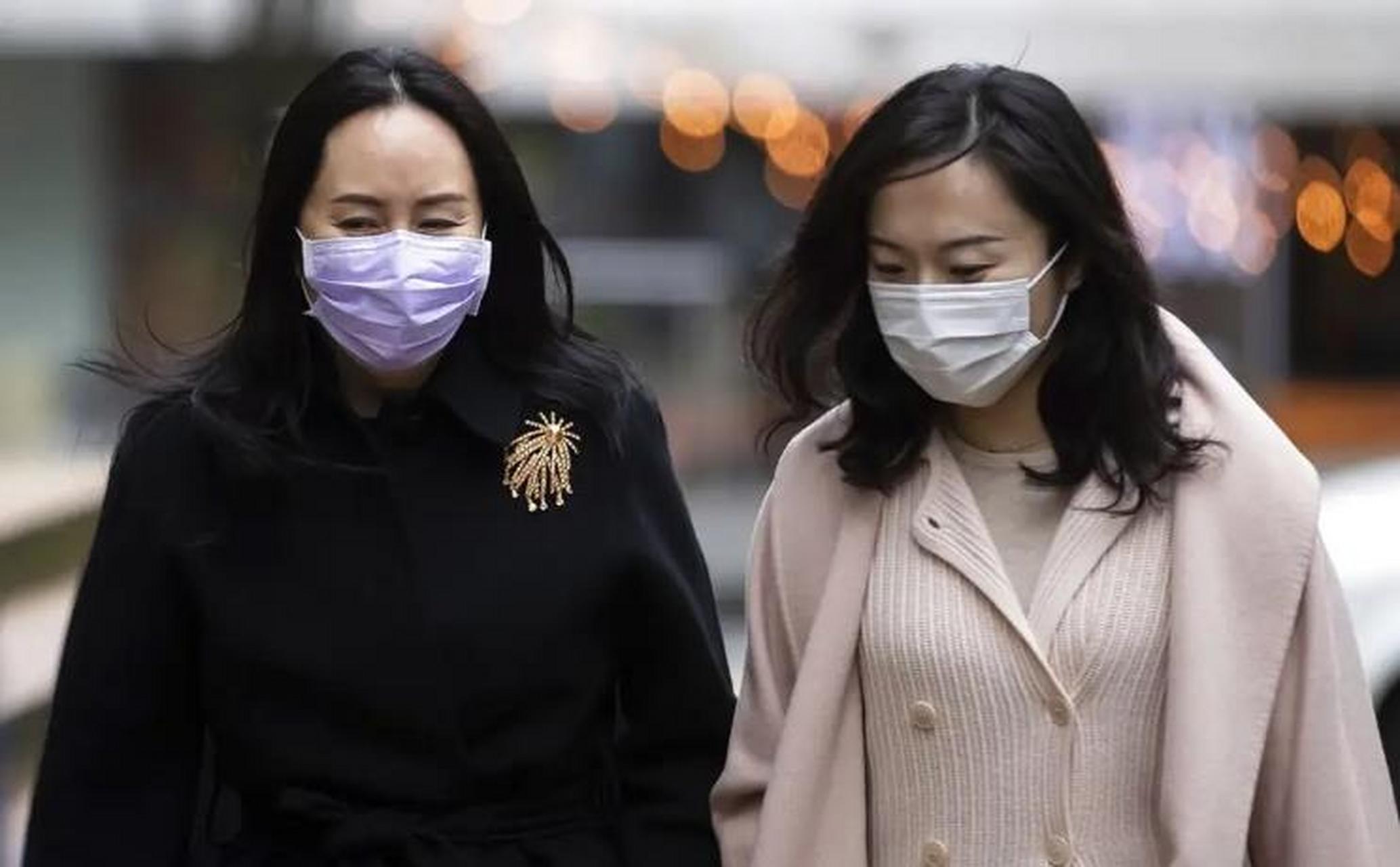 被孟晚舟的"出庭"衣品美到了,穿黑大衣露小腿,高雅气节暖心人