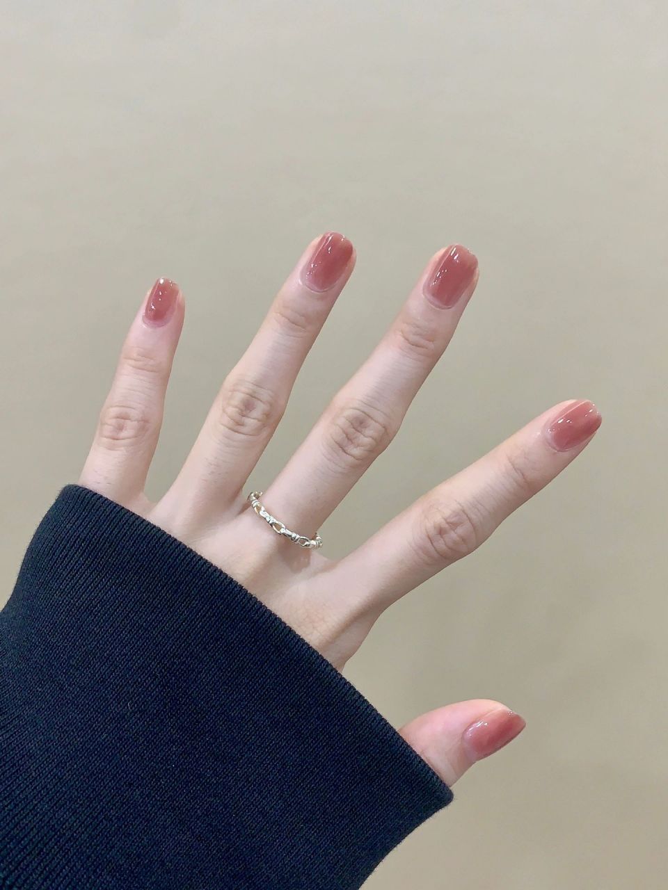 一眼心动玫瑰豆沙美甲 暖色系粉豆沙色美甲 冰透色这个颜色显得手指嫩