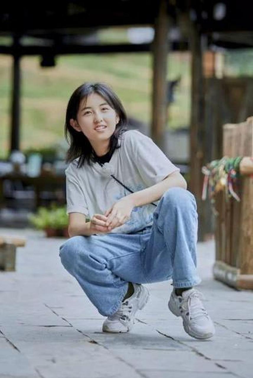 张子枫志愿军吃土豆镜头 近日,电影志愿军雄兵出击曝光了一组张子枫吃