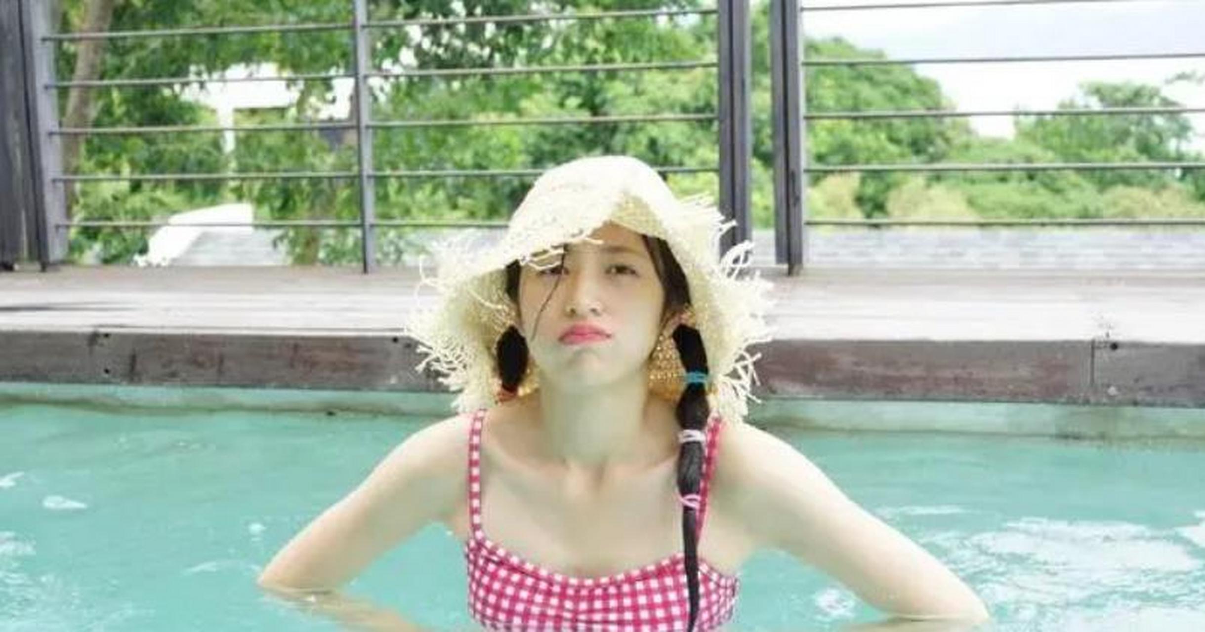 周雨彤的一组泳装照片,简直让我惊艳到了!