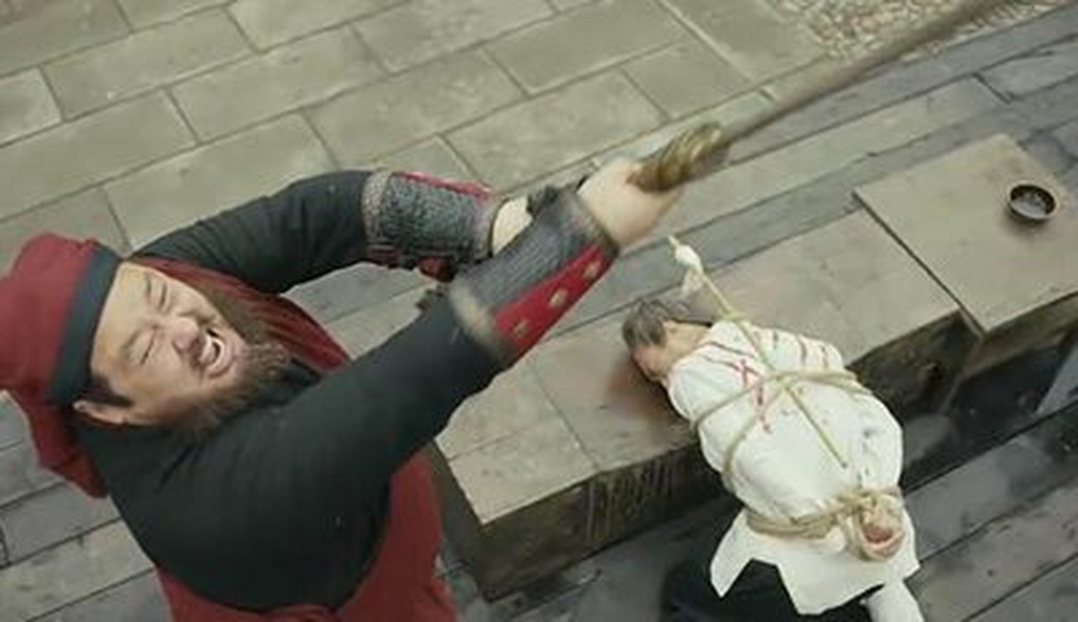 为什么古代刽子手,宁愿用钝刀砍人,也不愿将刀磨锋利呢?