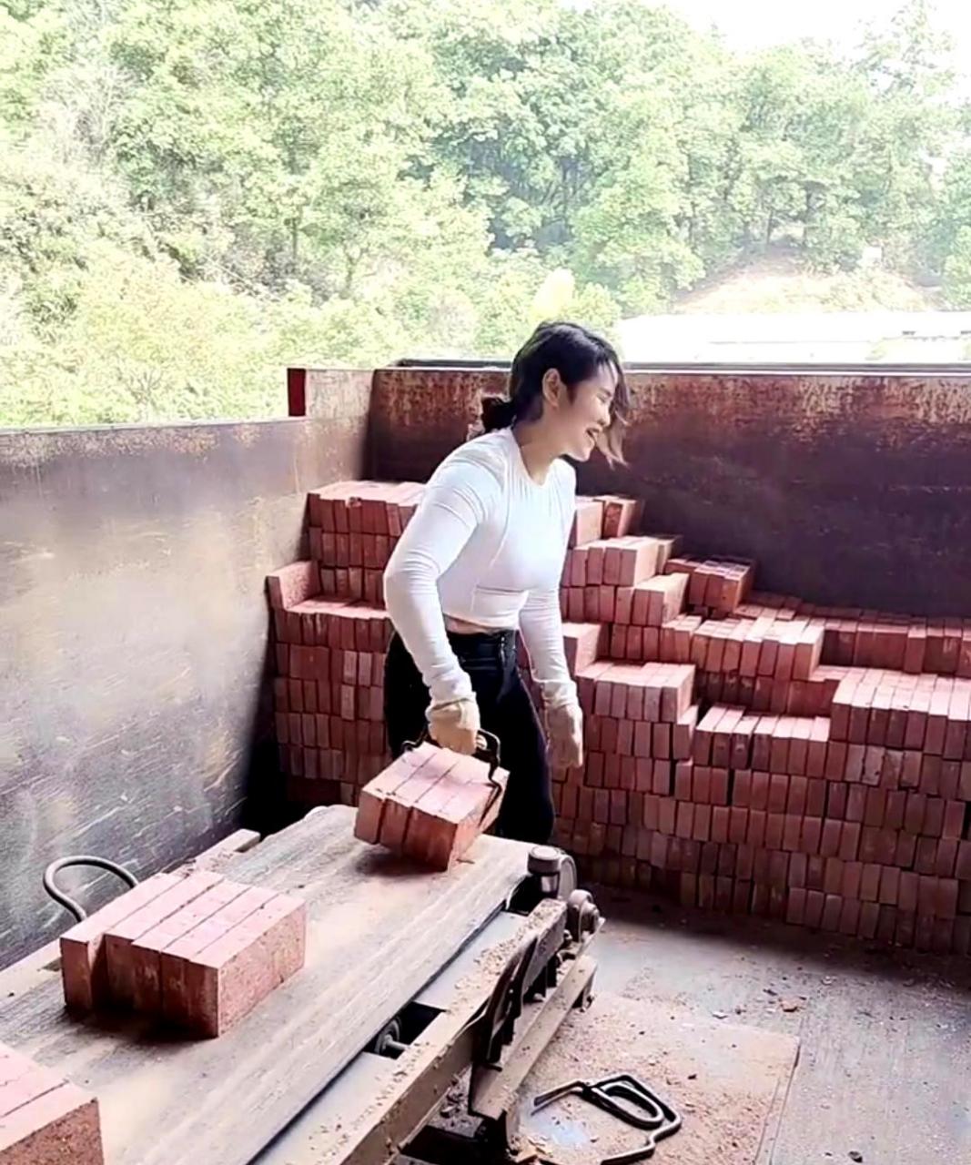 这位美女心态很好,即使是搬砖这样的工作也能胜任!