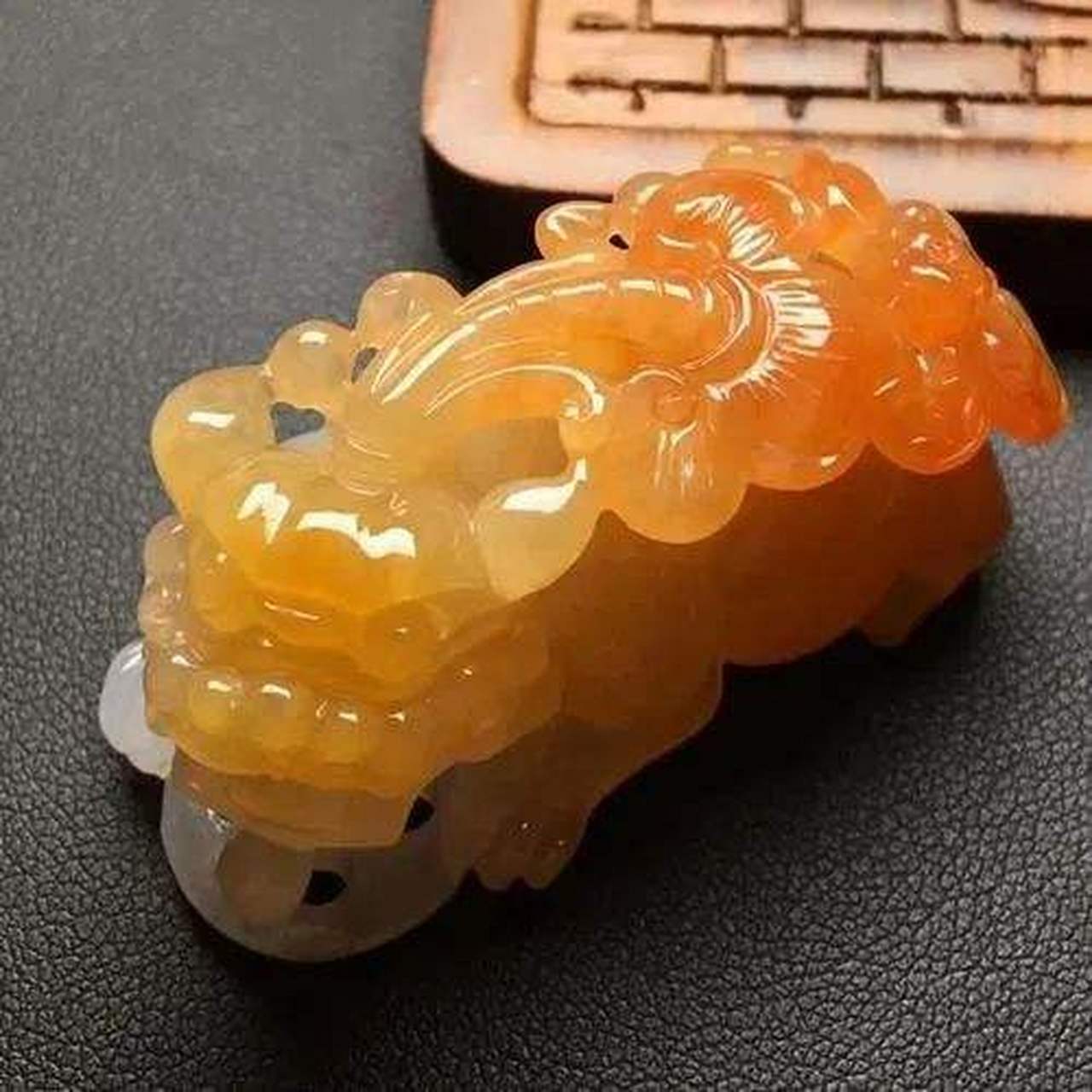 黄翡的分类与鉴别 黄色翡翠可分为黄翡和翡黄两类.