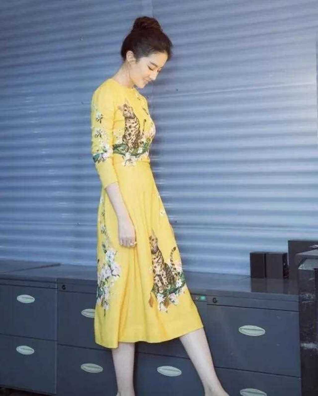 穿上高跟鞋那是相当的性感,有一种心跳加速的感觉,足弓完美不是扁平足