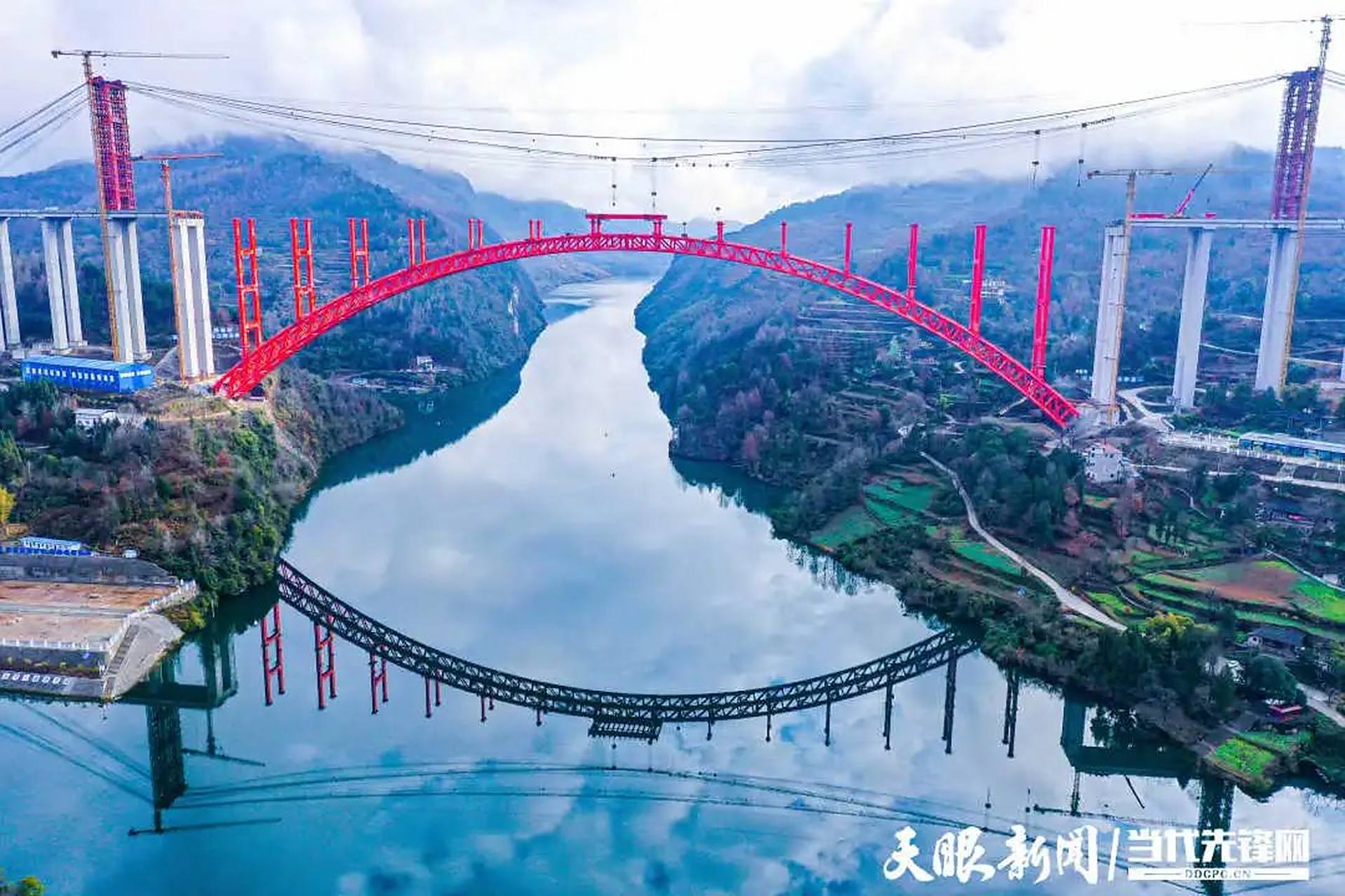 【"桥"见贵州】"德余高速乌江特大桥是贵州省首座通过水路运输主拱