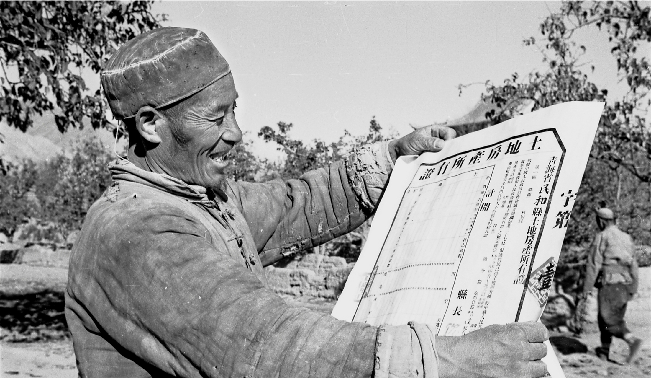 50年代进行的土地改革,让农民们欢天喜地地收到了属于自己的土地,他们