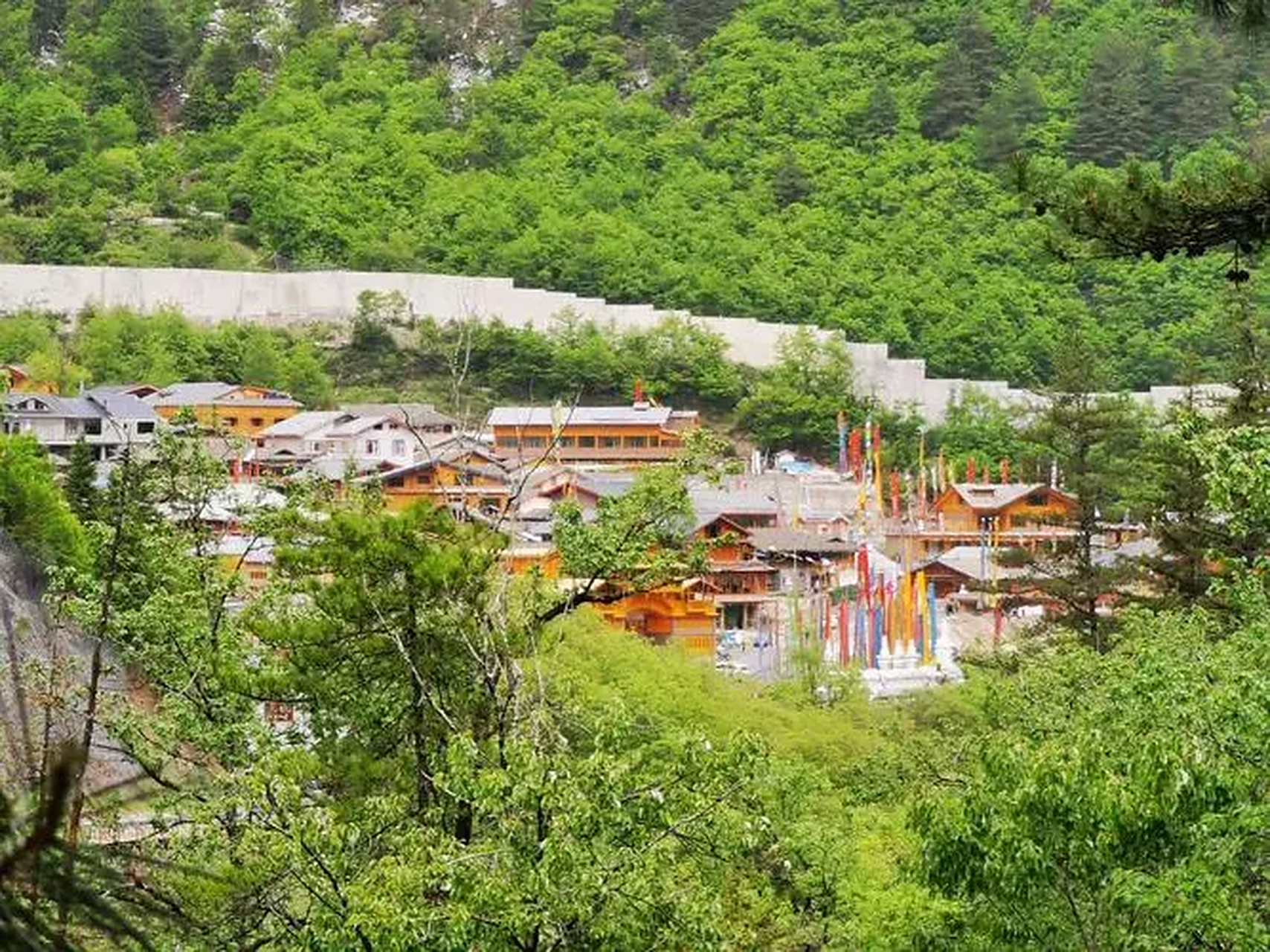 九寨沟树正寨:是九寨沟人气最旺的一个古老传统藏族村寨.