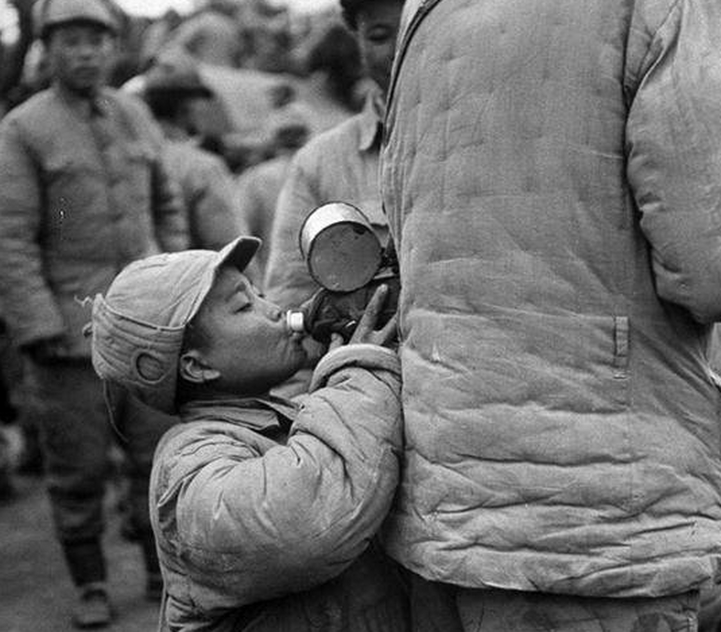 美国记者拍的淮海战役国军照片:士兵看军官吃肉,女兵蹲地抽烟