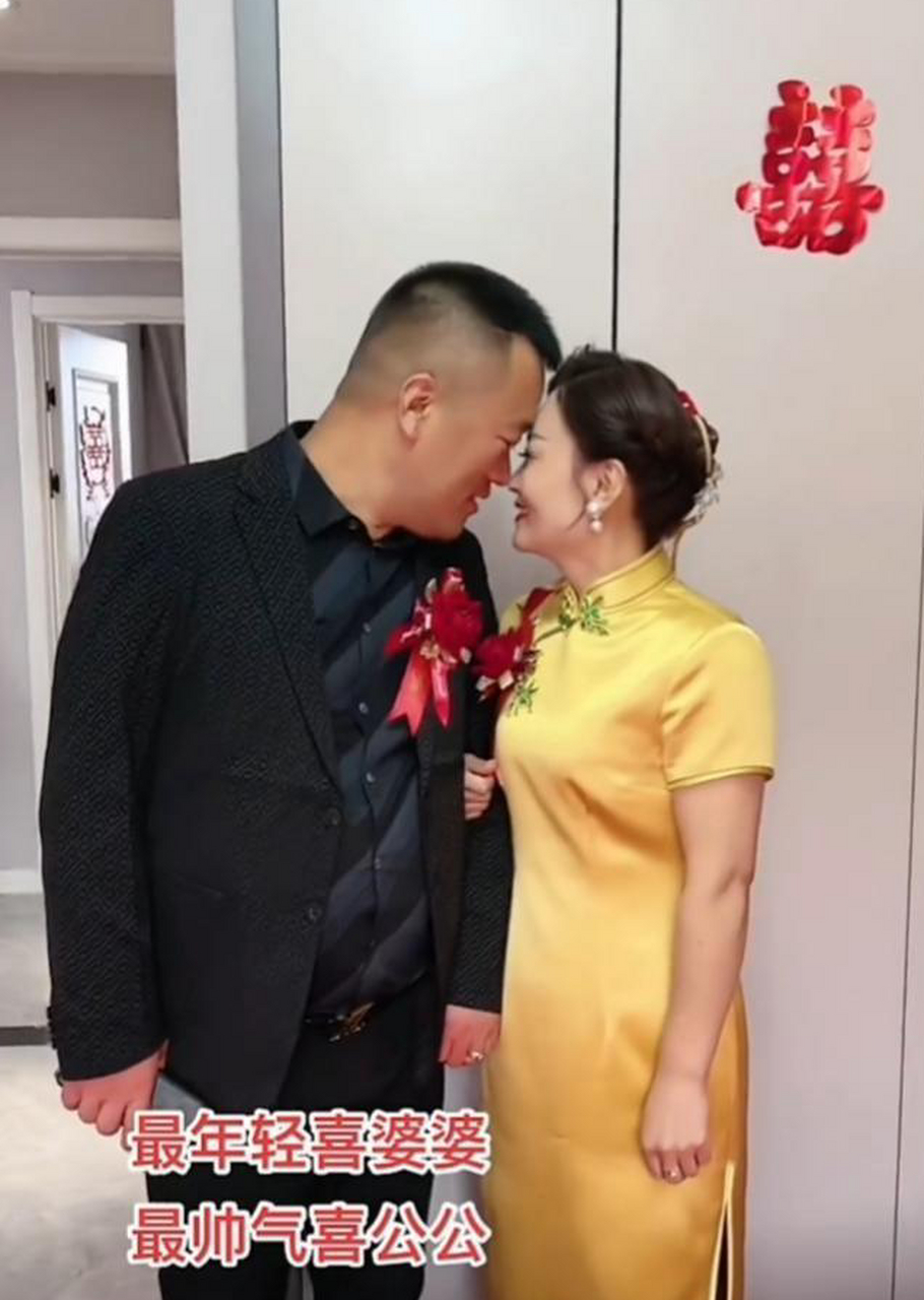 两口子不到40就当了喜公公和喜婆婆,只是我不太明白大喜的日子里