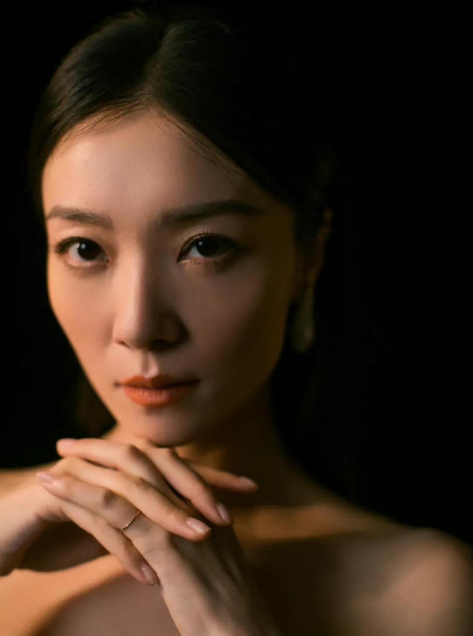 gif创作人# 齐溪 一袭黑色抹胸长裙, 亮相长春电影节.