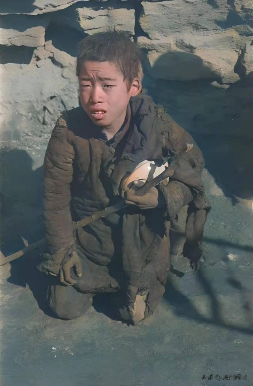 这张照片是在民国时期拍摄的,这个孩子看着应该也才十几岁,可能他的