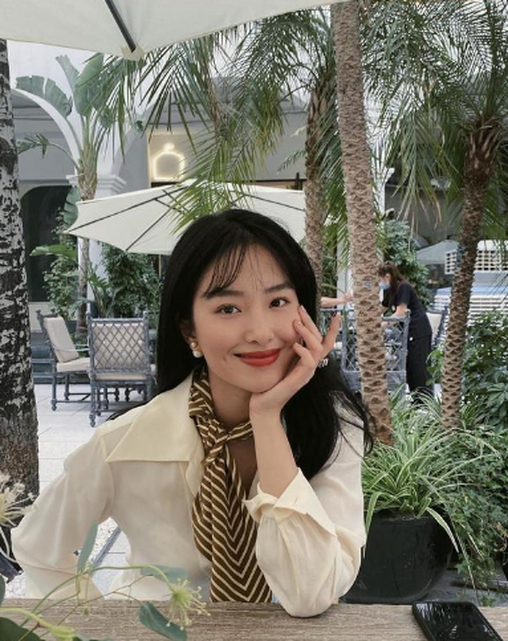 杨采钰换了法式风格后高级感大增,穿米白色衬衫绑条丝巾,美翻了