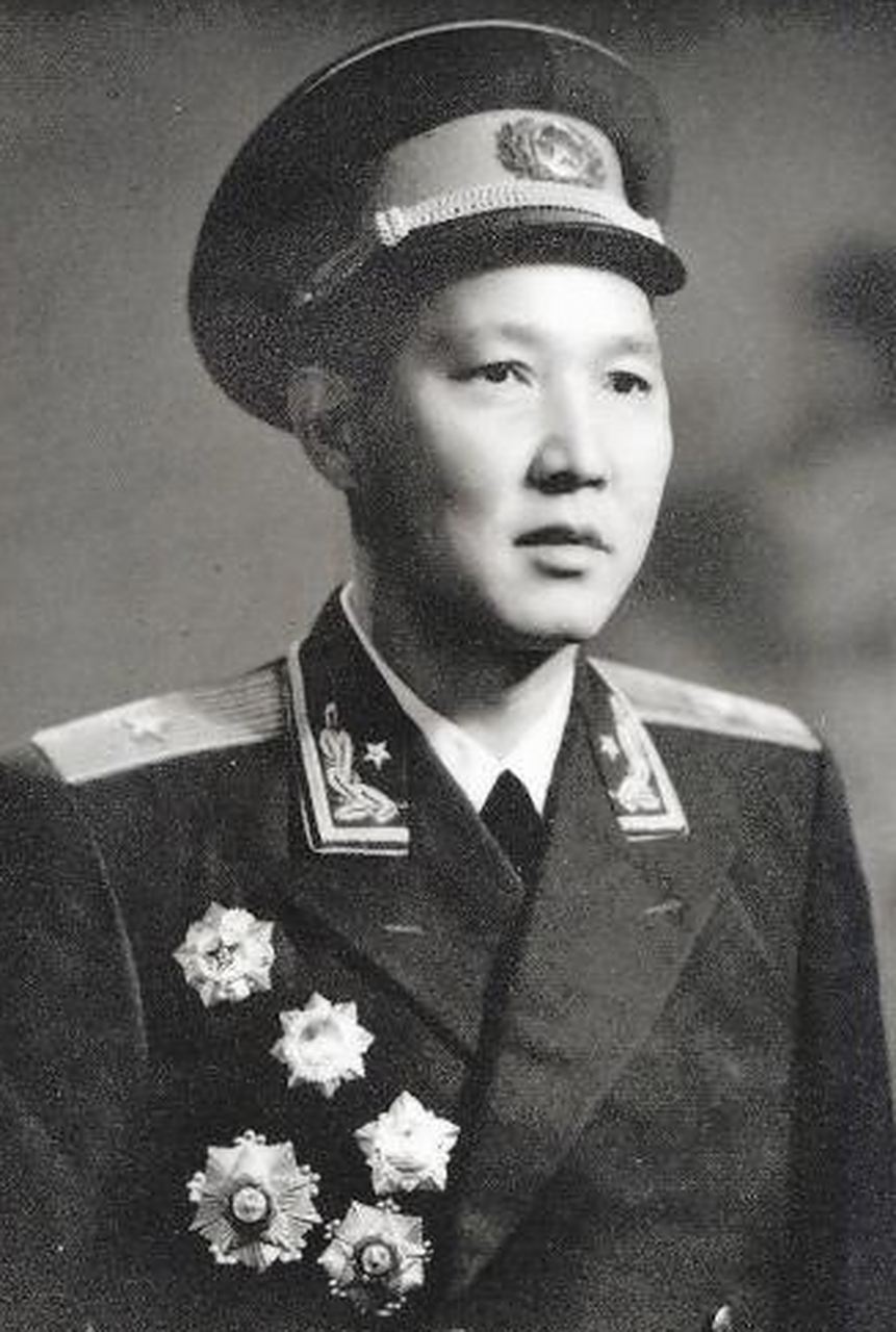 傅崇碧是中国军队的一名将领,长期担任军事干部.