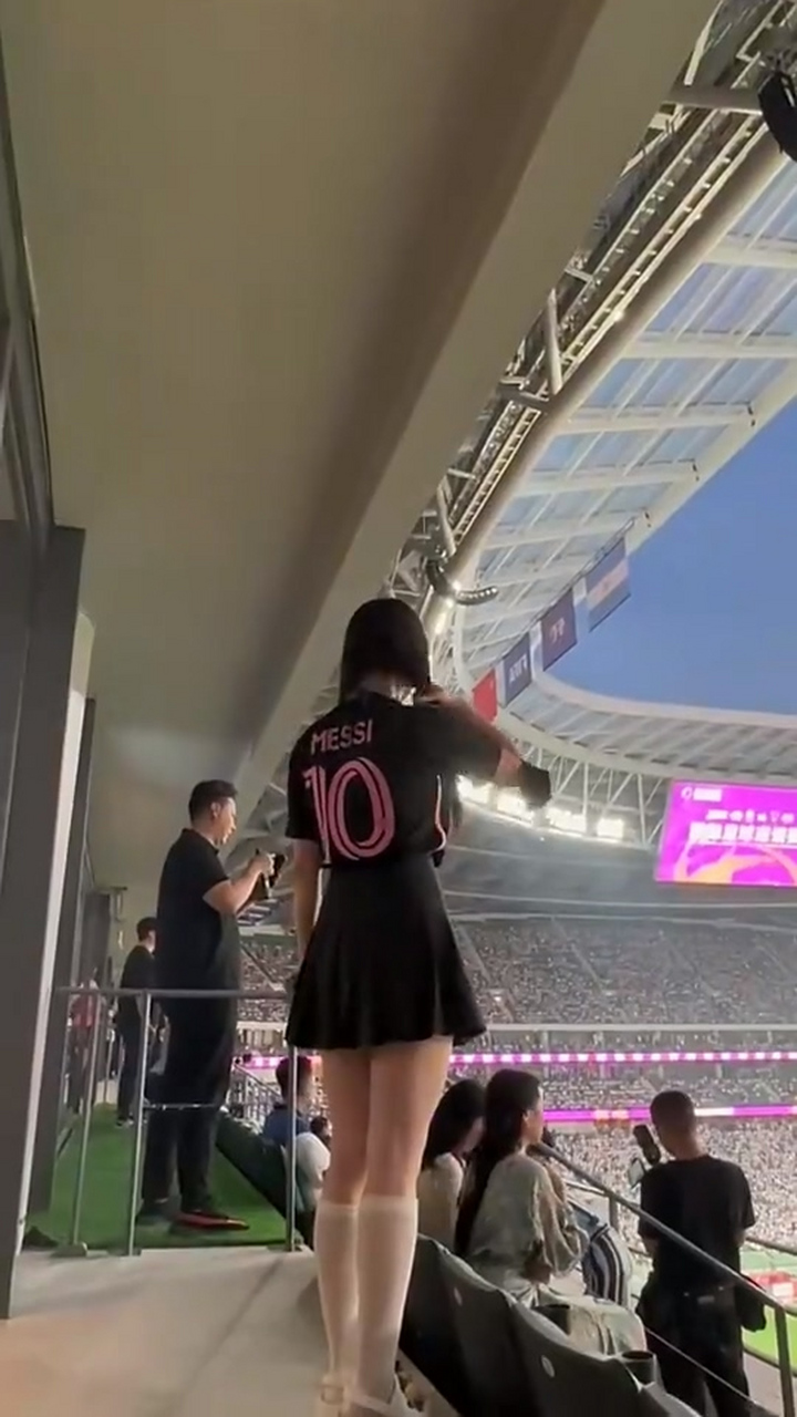 杨可工体现场追梅西,吸睛大长腿成焦点  比赛当天,杨可身穿梅西球衣