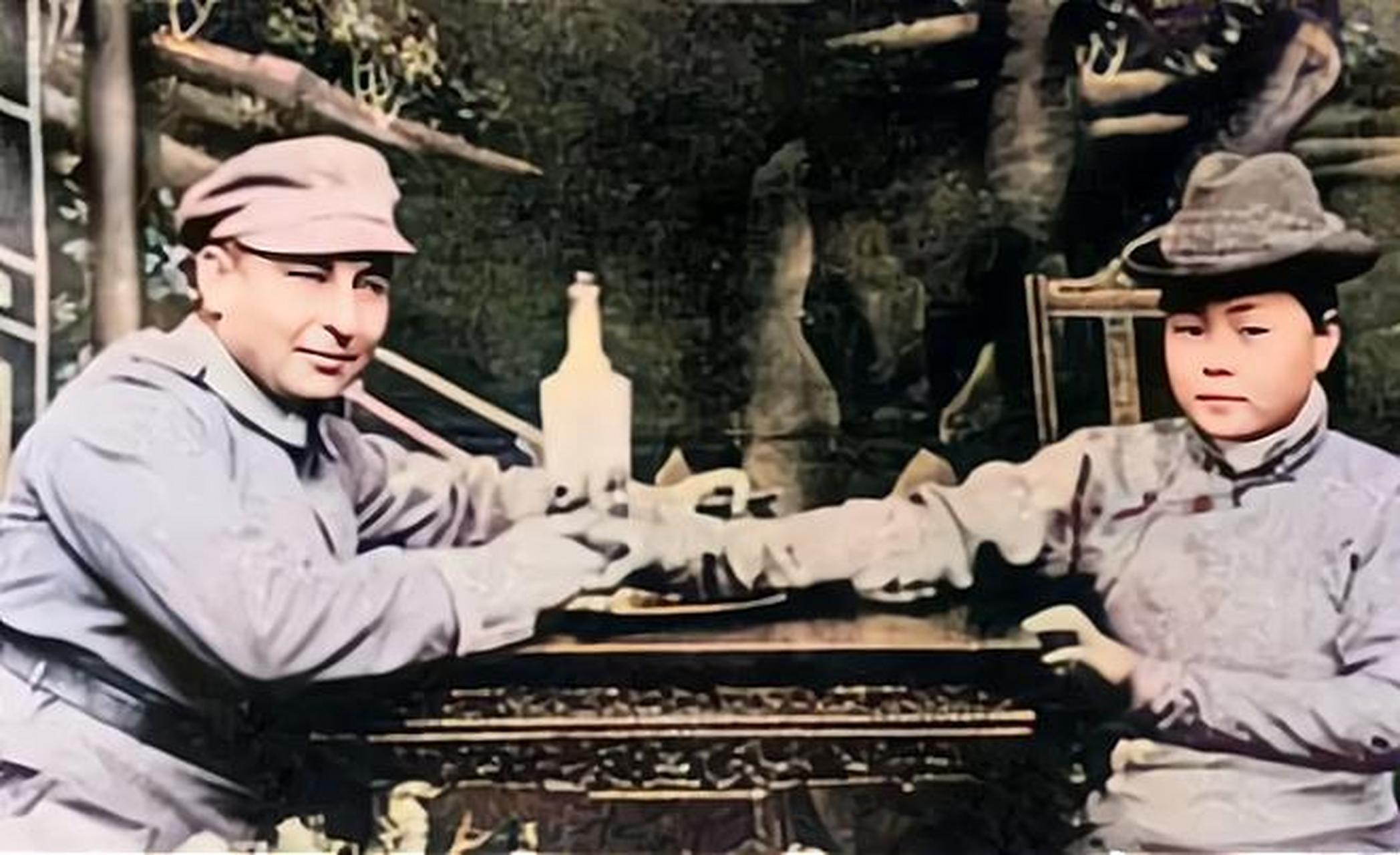 赛金花是苏州女子,早年家庭富裕,后来家道中落被家人卖到花船上,因