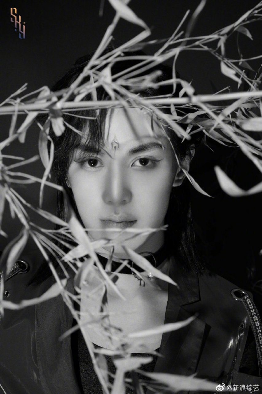 今晚的《金曲青春》开启家族间的rap battle环节,左叶与林陌搭档代表