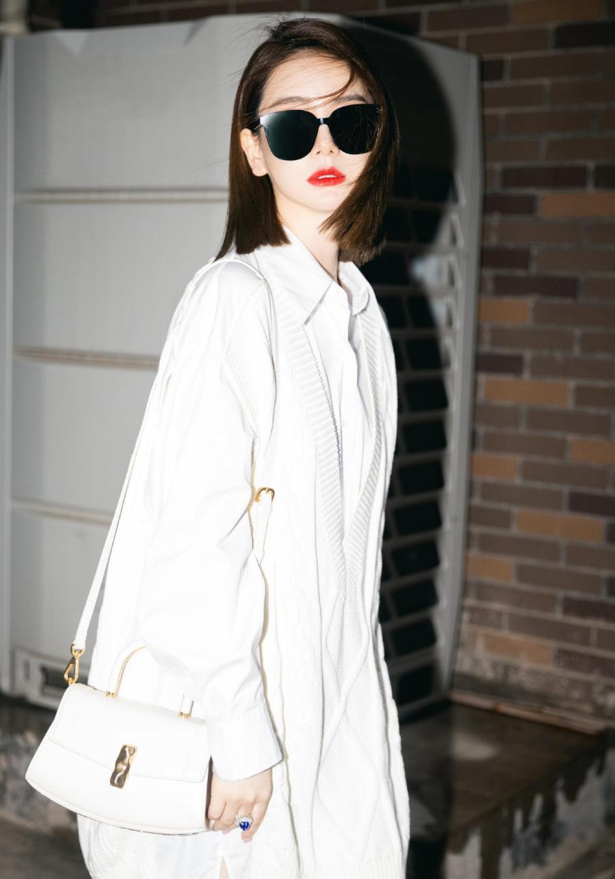 戚薇最新私服 身着针织拼棉衬衫裙,搭配2021秋冬平衡系列白色单肩包